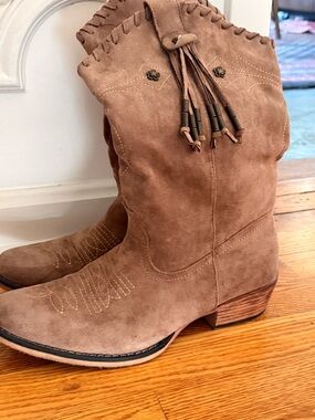 Pierre Dumas Taupe Suede Western Tassel Ankle Boots